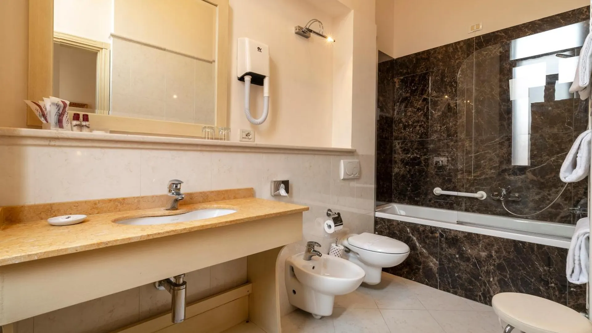 ****  Hotel Bella Venezia איטליה